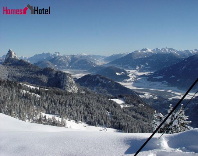 Winters deep in snow and summers with clear view of the Dachstein